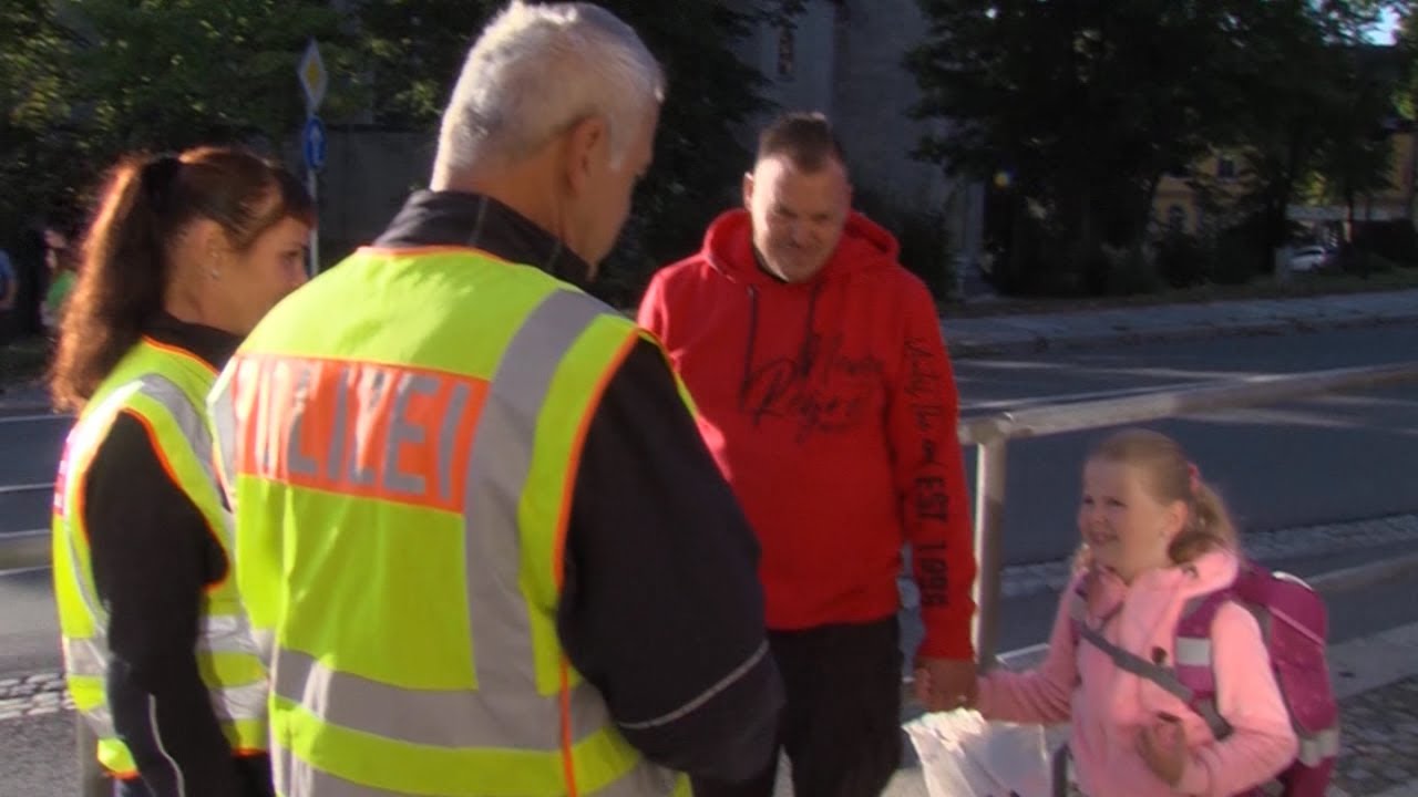 Polizei hilft vor Grundschule Falkenstein