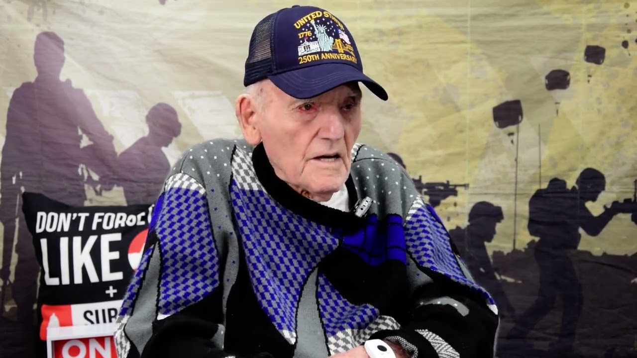 100-летний ветеран Второй мировой войны Джон Джекович получил шляпу от министра обороны Пита Хегс...