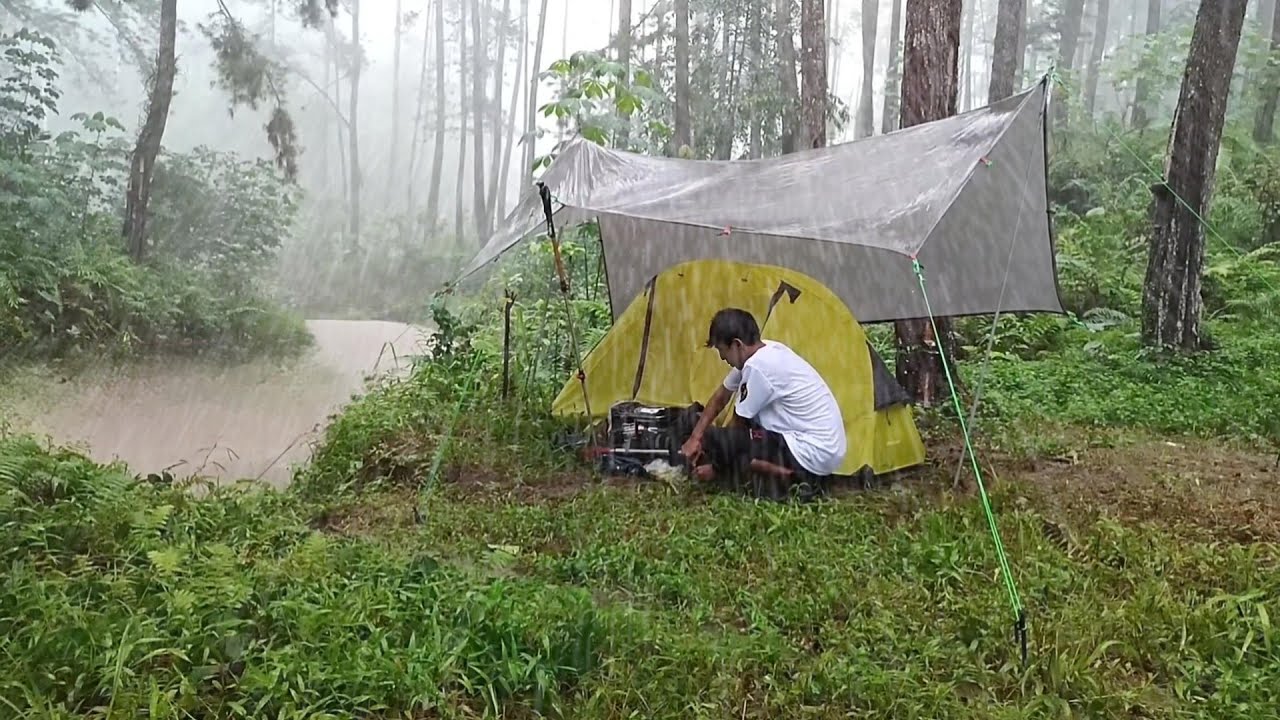 HUJAN DERAS DAN PETIR SAAT BERKEMAH SENDIRI ⛈️ BERSANTAI DALAM TENDA SAAT HUJAN