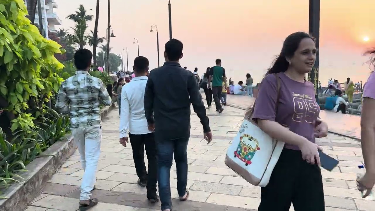 Sunset at Bandstand: Jogging Track, Sea Views & a Glimpse of King Khan's House 100million views.