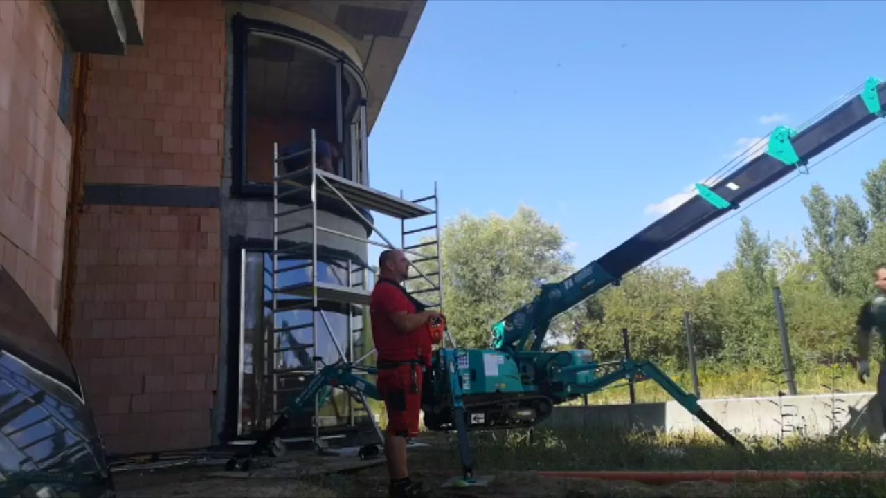 Montaż szyb przy użyciu mini żurawia Maeda MC 285 i przyssawki do szyb UPG 350