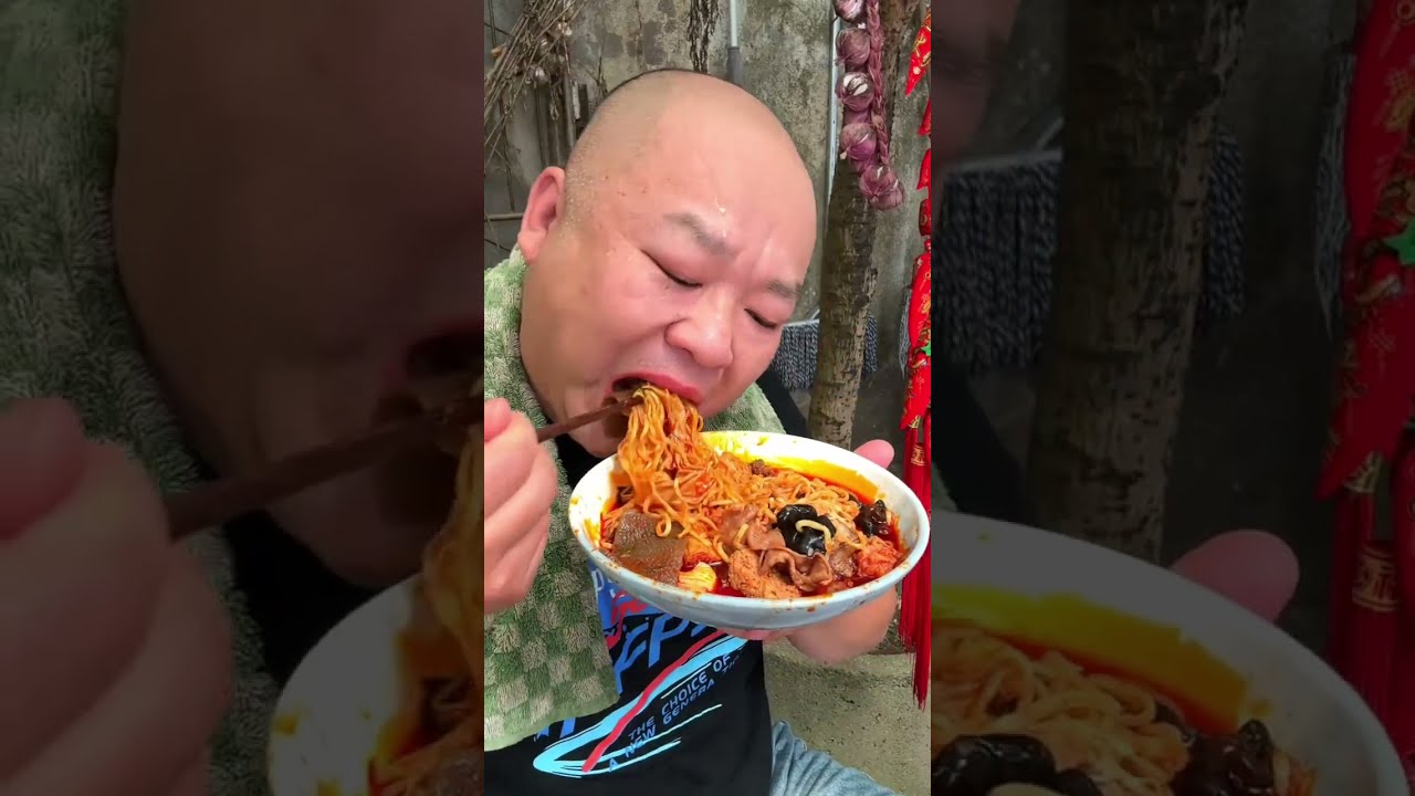 Make a Pepper Tofu Beef and Dengbao went to buy some spicy . After eating, he felt refreshed.