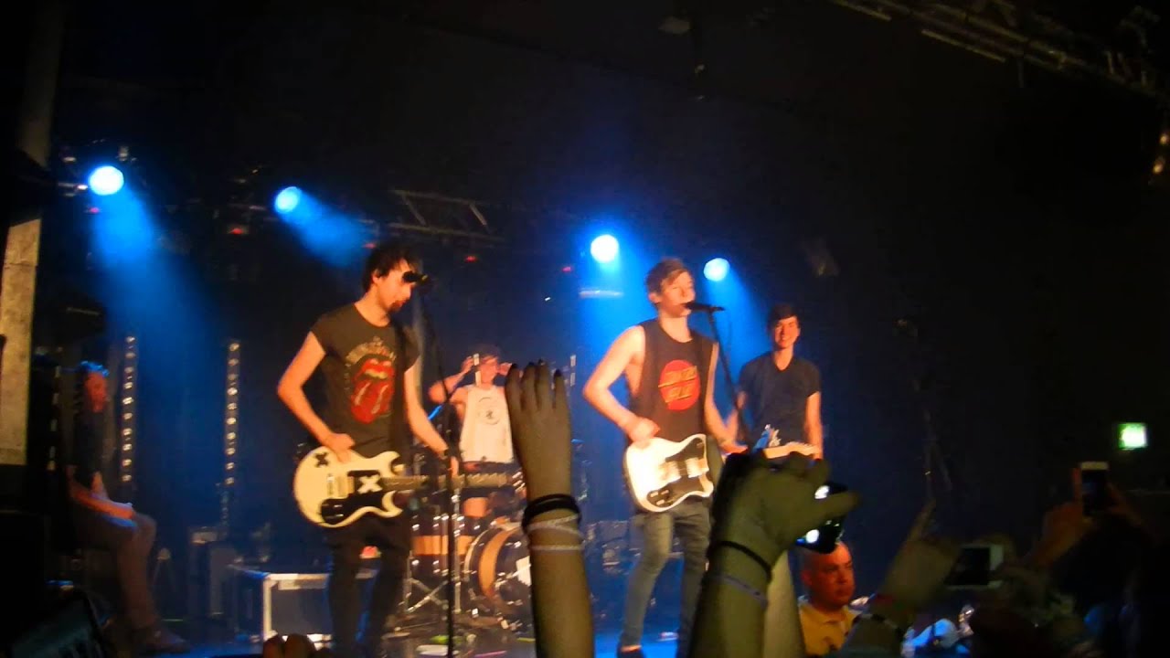 5 Seconds of Summer take their PANTS OFF! Birmingham 13/05/13