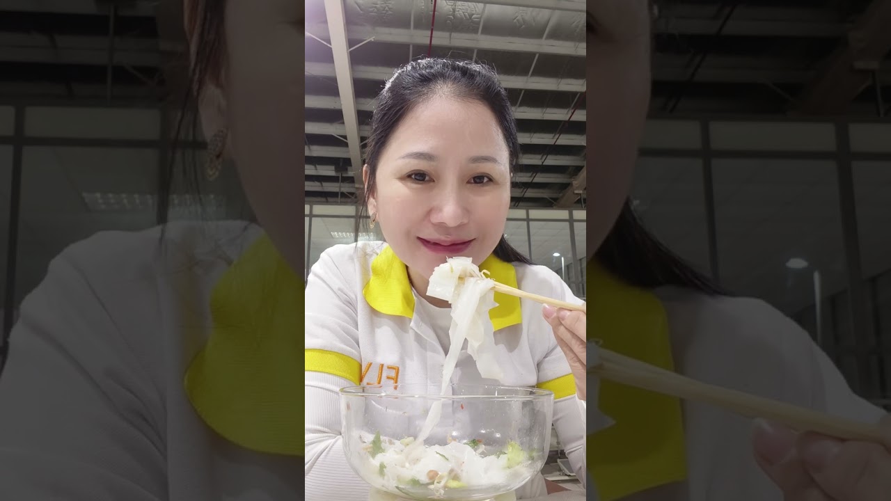 Hôm nay em mời cả nhà ăn bánh ước và rau xào cùng em.