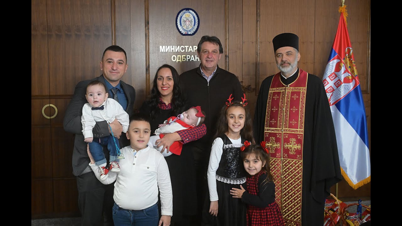 Ministar Gašić na božićnom ručku ugostio sedmočlanu porodicu pripadnika Vojske Srbije