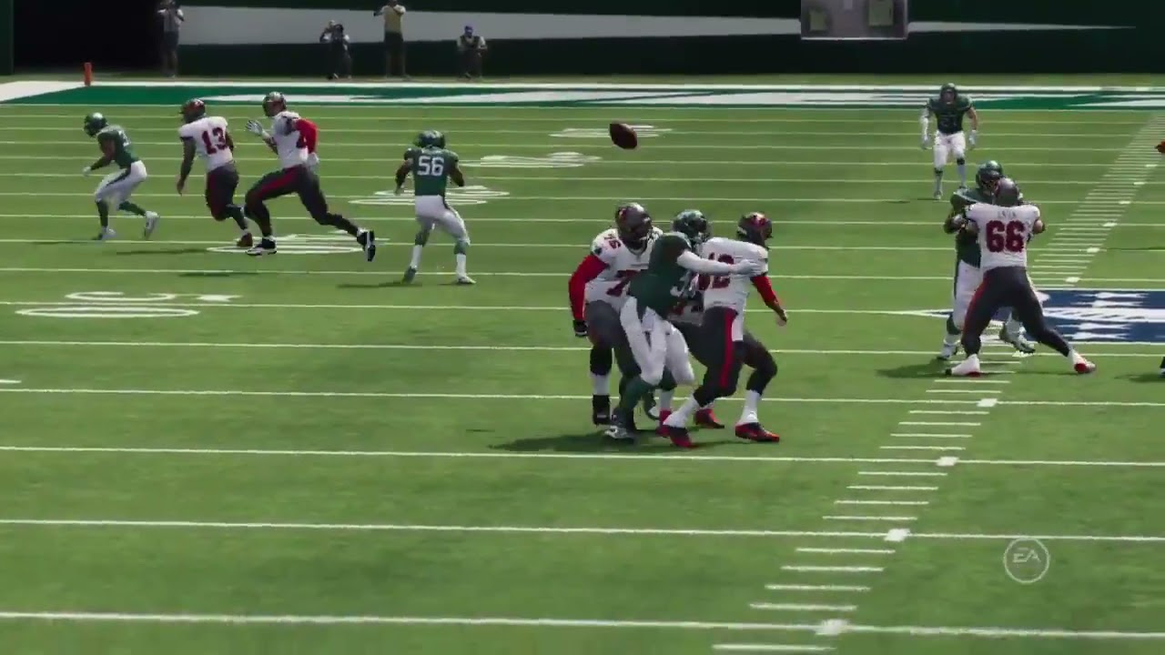 Madden 22 - Tom Brady Throws A Christmas Miracle