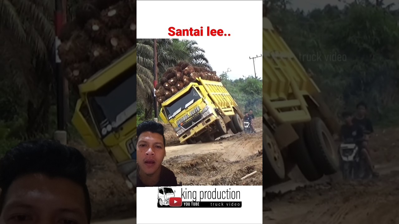 Tragedi truk muatan sawit terguling #sawit #petani #shorts #shortvideo