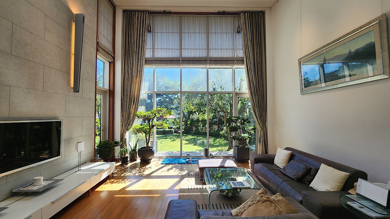 운동장처럼 넓은 정원에서 자유를 누리는 평창동 단독주택  Korean luxury detached house