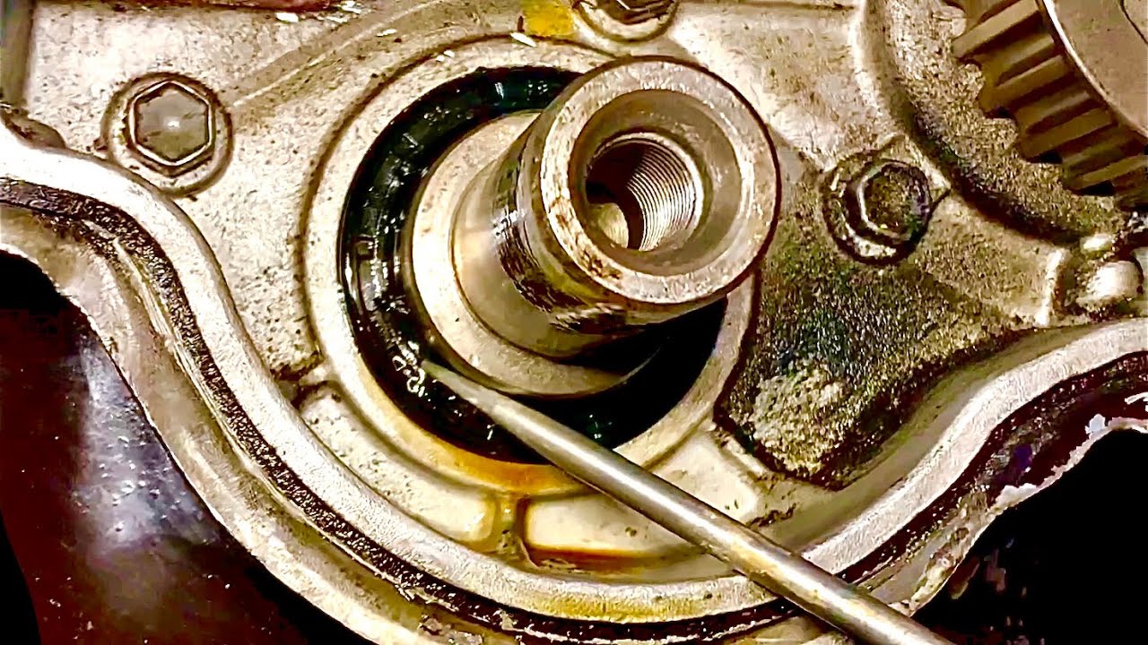 Engine crankshaft seal replacement on a Toyota Tercel/Paseo @elchanojose