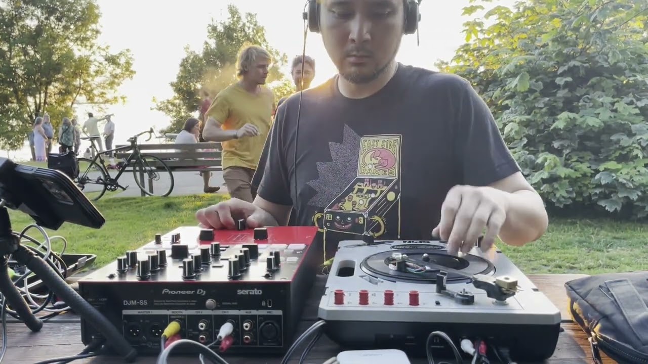 Messing around with the DJM S5 using DJay Pro AI and a Reloop SPiN