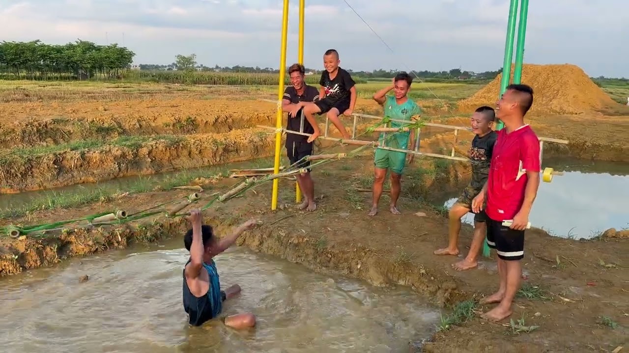 Ai Là Người Đầu Tiên Vượt Qua Cầu – Thử Thách Siêu Khó và Cười Ra Nước Mắt!