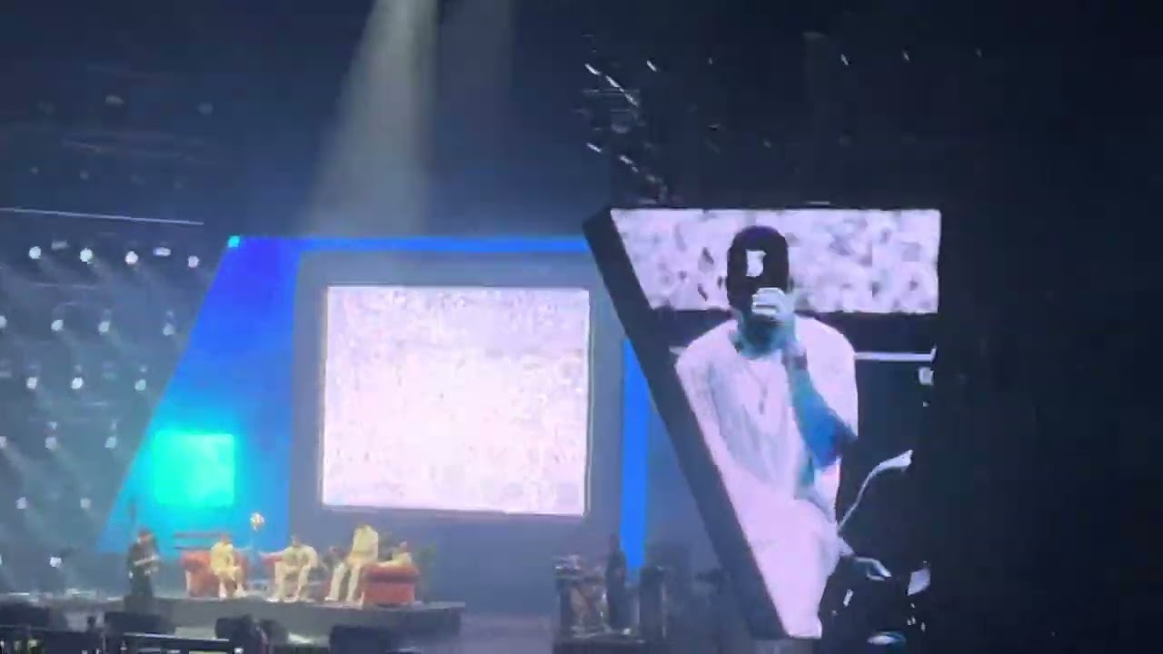 Richie Campbell- Altice Arena junta membros da Bridge Town para se sentarem com ele no sofá