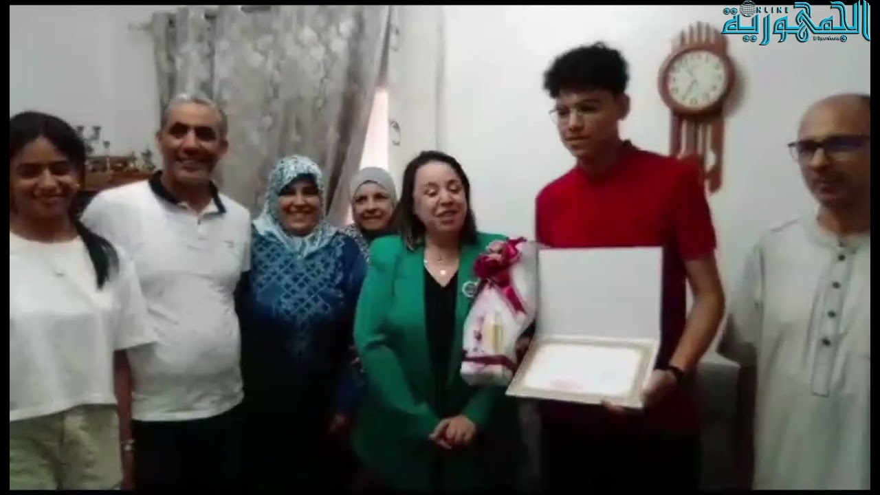 مديرة التربية لولاية سيدي بلعباس تهنئ لعراجي أشرف المتحصل على المرتبة الثانية ولائيا بمعدل 19,26