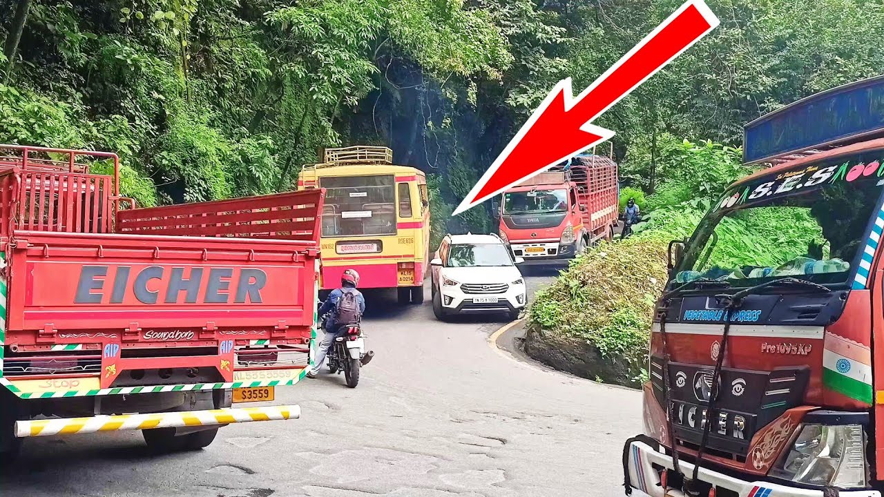 STRUGGLING TO TURN‼️Ksrtc Bus And Privat bus Turning Hairpin Bend. Thamarassery Ghat. Kerala India