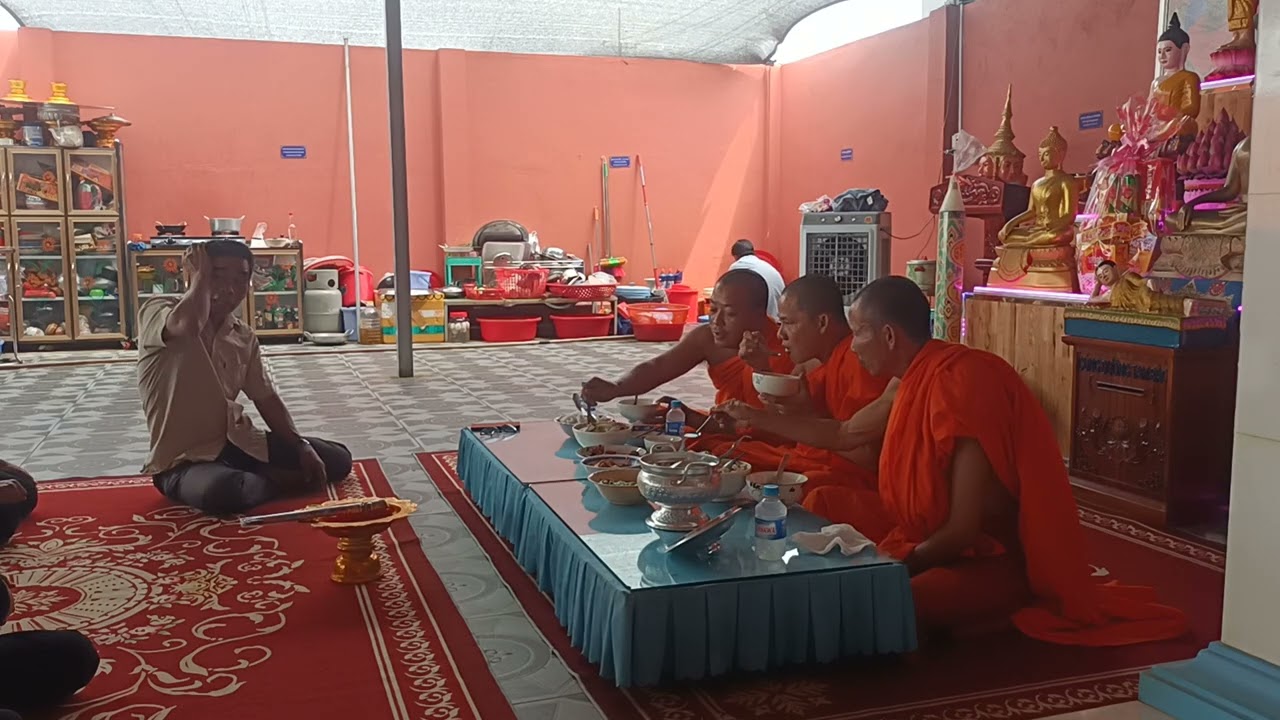 ព្រអសង្ឃឡើងឆាន់ពេលថ្ងៃត្រង់នៅវត្តចន្ទសិរីមុនីវង្សារាម#嗡嗡嗡 #vlog #travel #쩐다 #cute#food