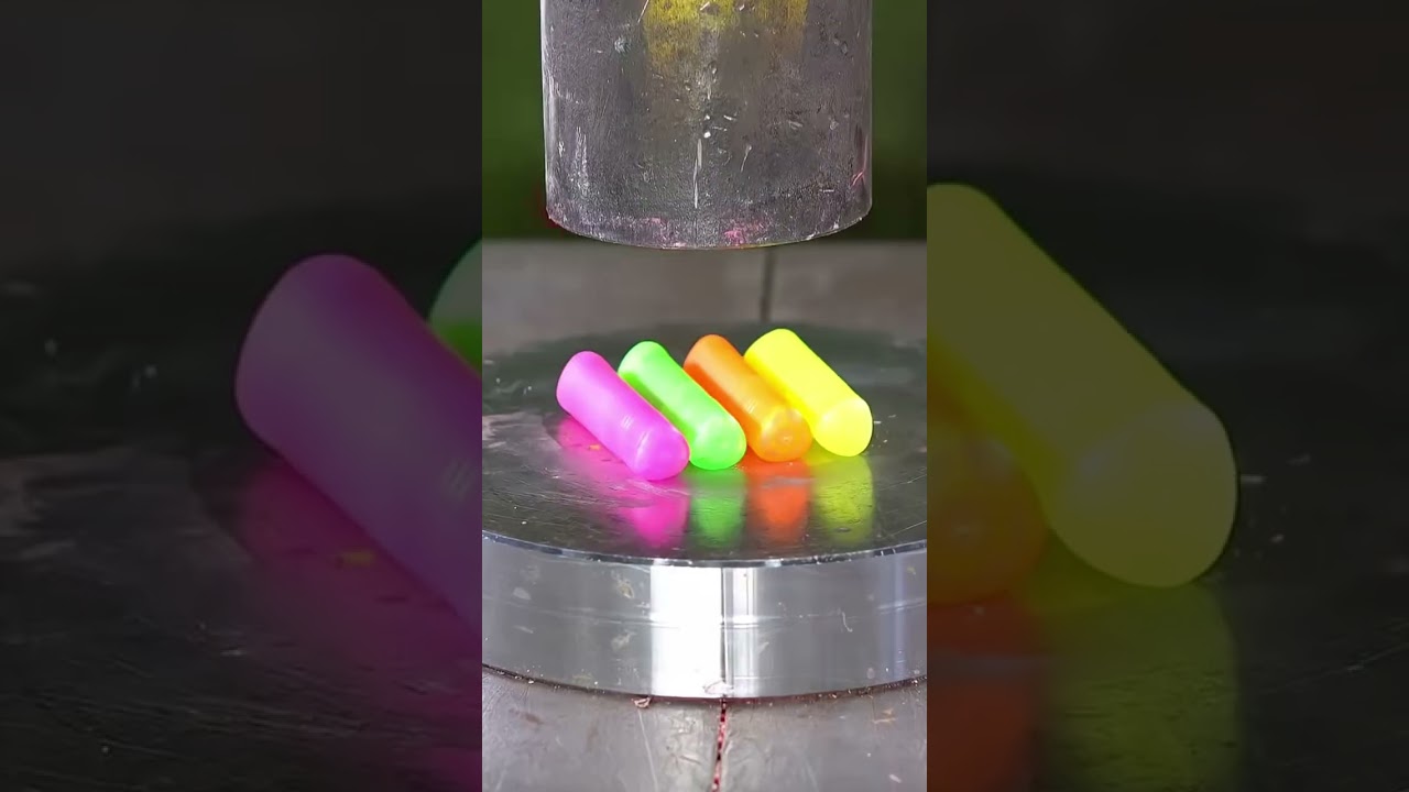 Everything can be squished #decompression #stressreliefvideo #physicsinreallife #machining #mechanic
