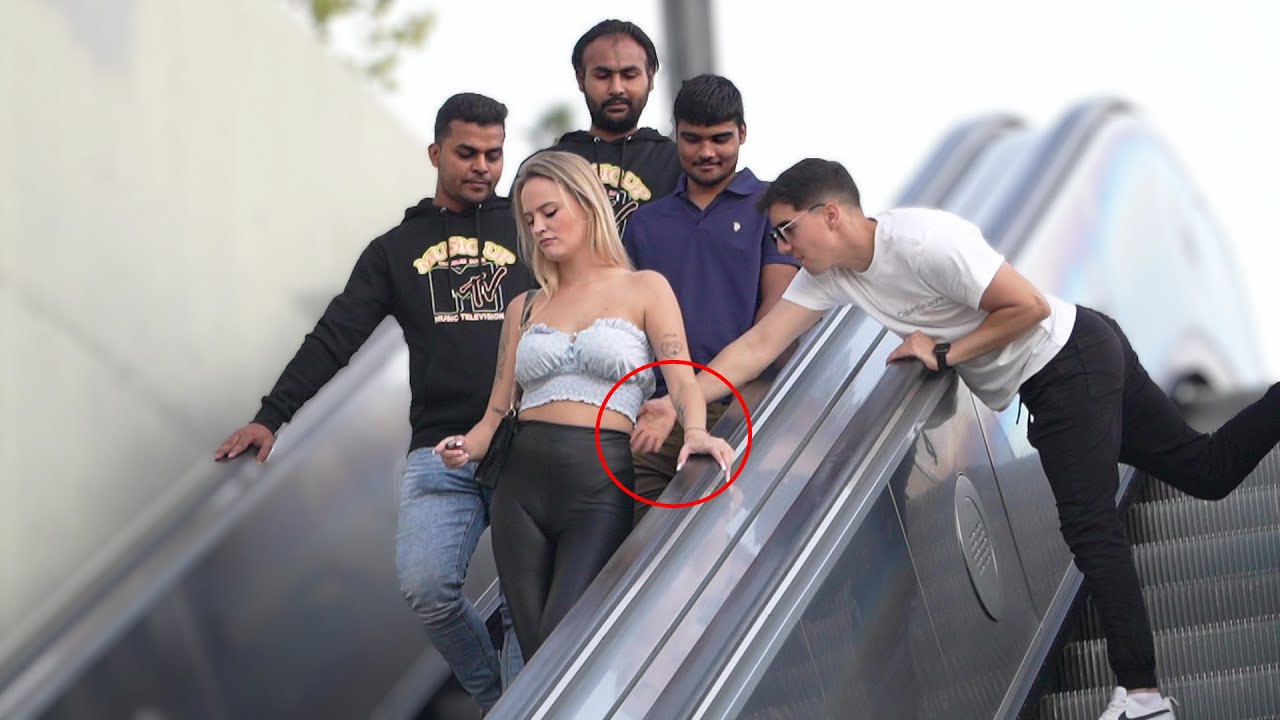 LA TOCAN POR DETRÁS EN LAS ESCALERAS MECÁNICAS [Broma Cámara Oculta]