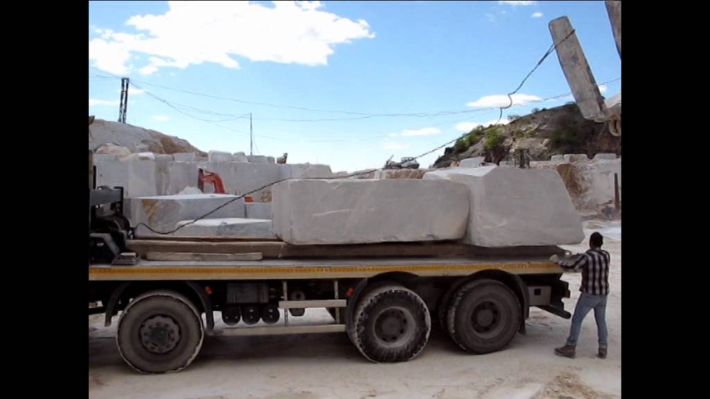 Astra HD9  520  8x8 per trasporto blocchi di Marmo alle cave di Carrara