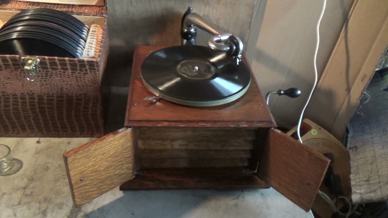 Victor Victrola VV-IV 178459E 1915 playing