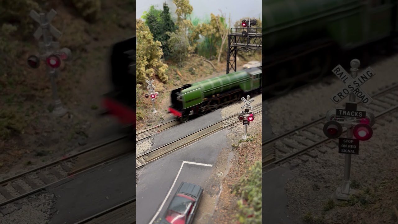 Hornby LNER Gresley P2 #2002 'Earl Marischal' With Steam Generator Heads West