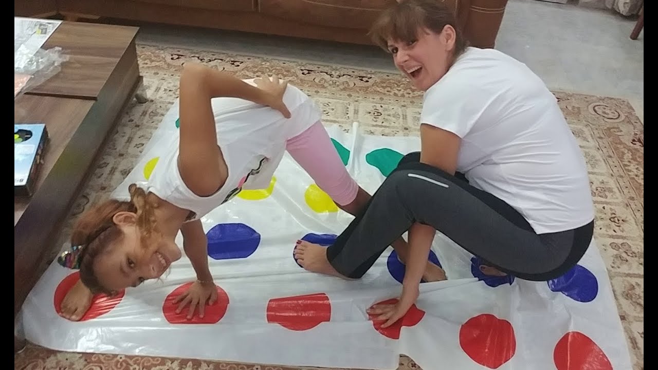 Elif - Lera twister kapışması Çok eğlendik. Elif ile Eğlenceli Video #EvdeKal #SendeOyna #SendeYap