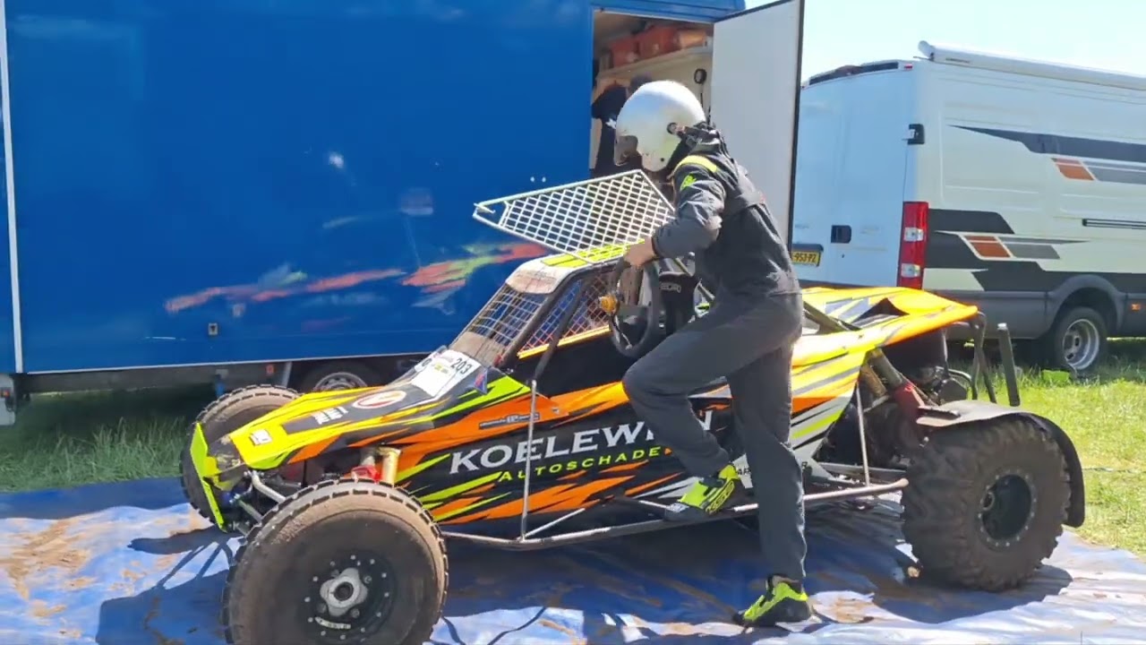 Dani van Vugt pakt tijdens Ned. Kamp. autocross  zijn overwinning in de Junior Buggy te Gersloot .🏆.
