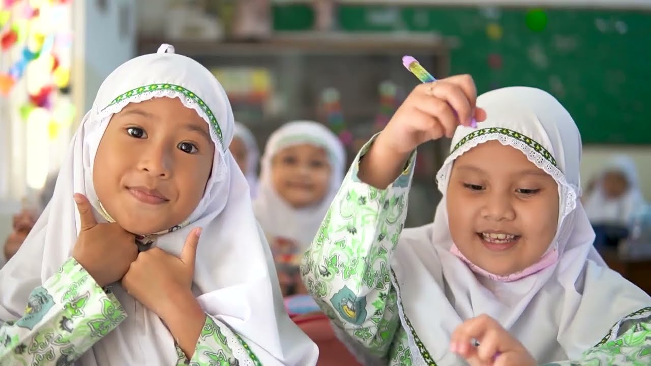 Bulan Bahasa dan Maulid Nabi Muhammad SAW SD Islam Al Madina Semarang