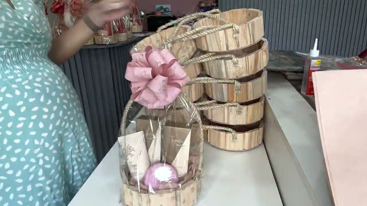 VLOG | QUASE TERMINANDO DE MONTAR AS 200 CESTAS PARA O NATAL 🎄