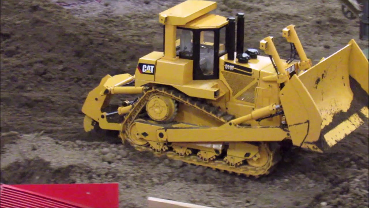 AWESOME R/C Caterpillar Dozer D10T Rips Dirt and Pushes