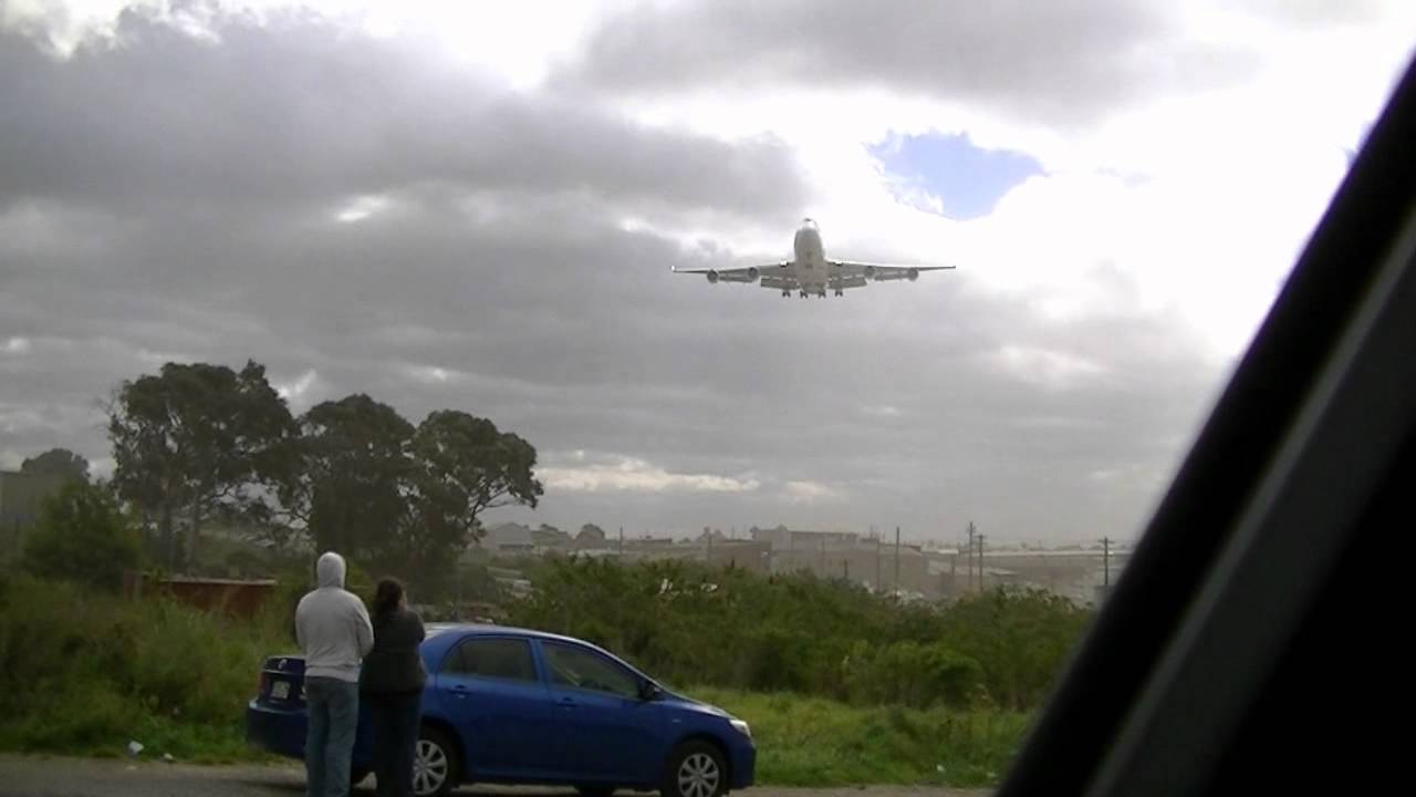 Boeing 747 Air Pacific 2nd attempt at landing in 50 knot gale