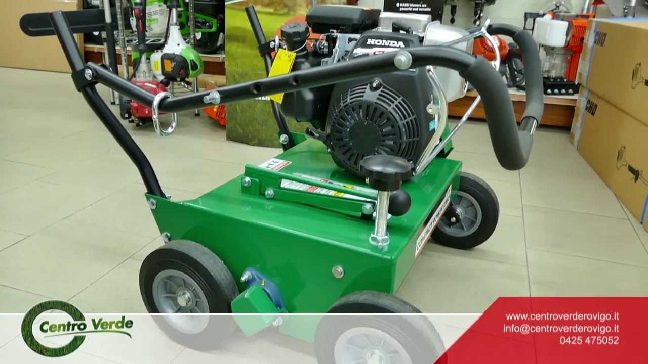 Eliminare muschio ed erba secca con l'Arieggiatore Billy Goat CR550