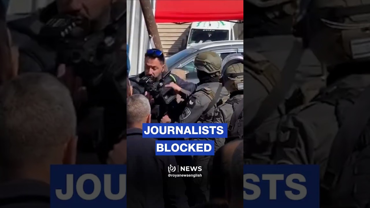 &lsquo;Israeli&rsquo; army obstructs journalists at a West Bank checkpoint near Jerusalem