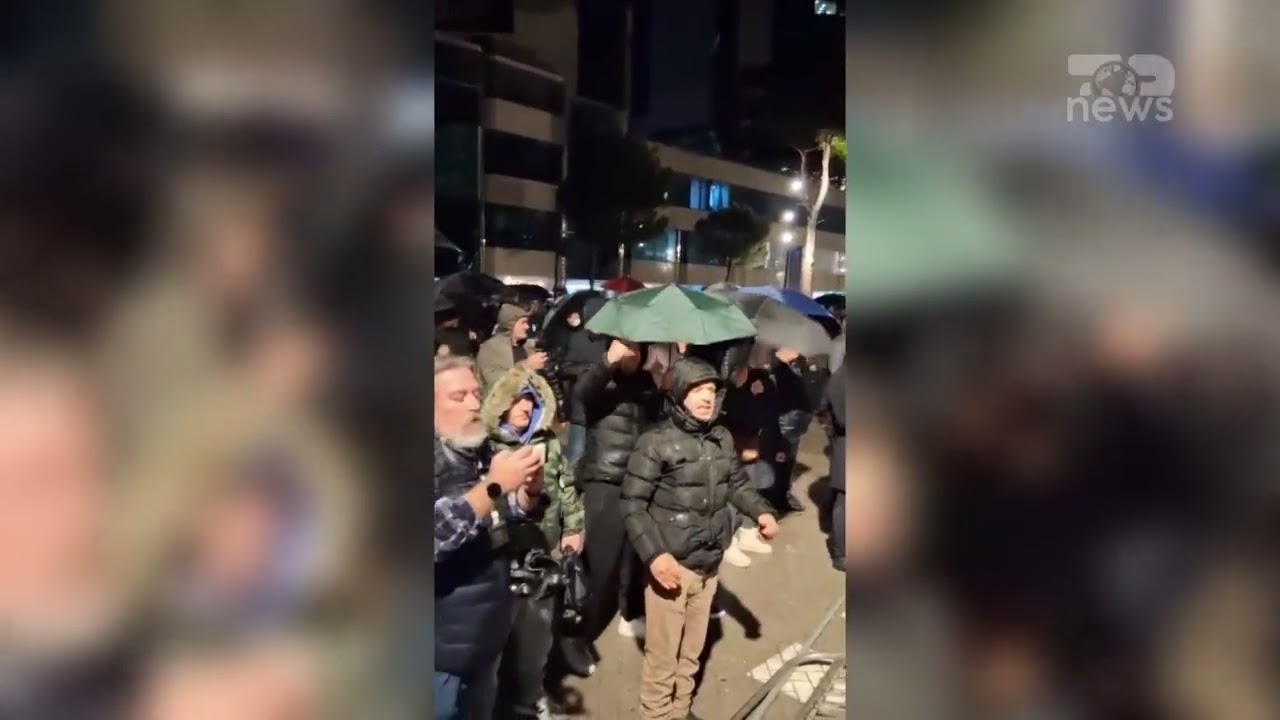 Top News- Protestuesi “sfidon” policinë, të tjerët hedhin në tokë gardhin metalik