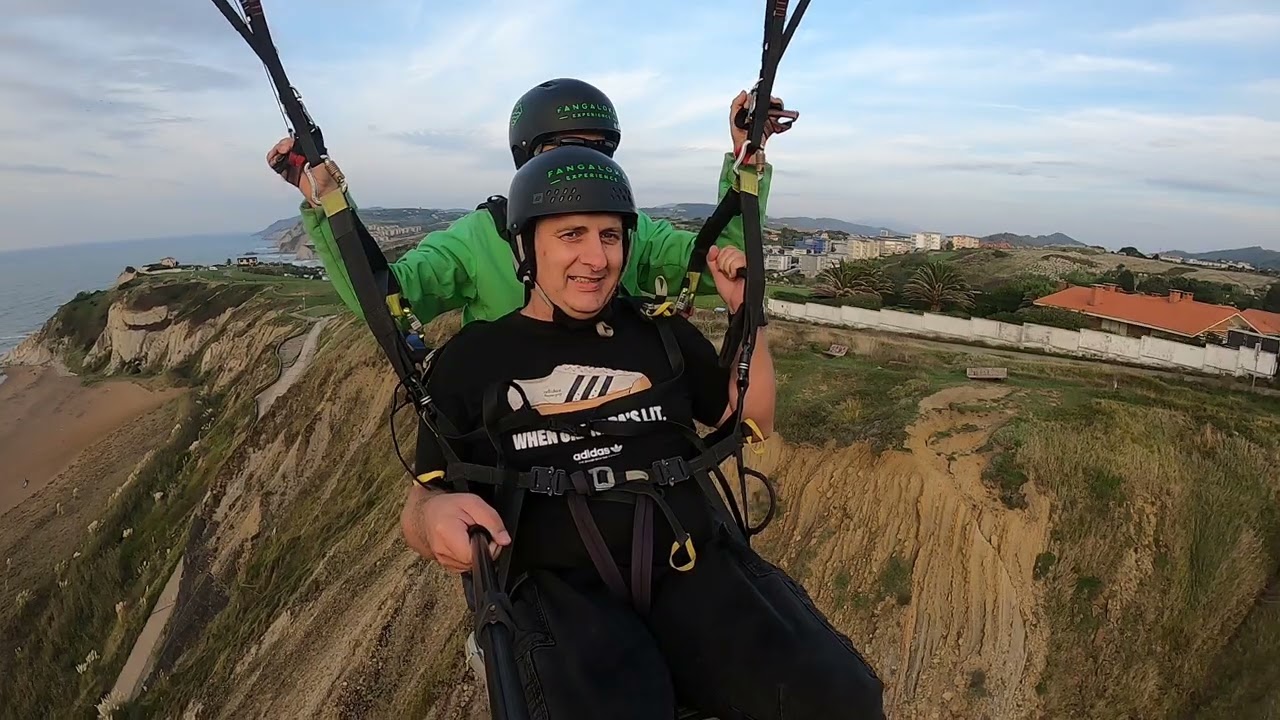 volando en parapente en sopelana