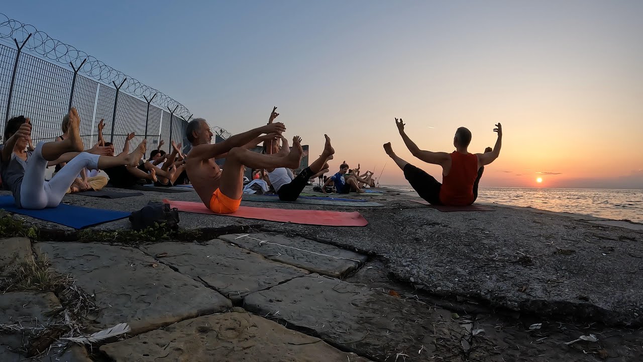 Mare e sole - Lezione di Yoga Base con Edoardo