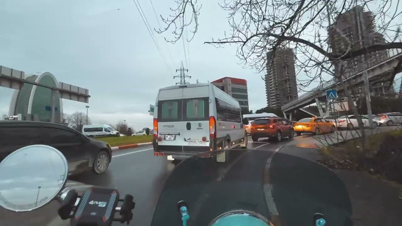 Vespa ile yağmurlu bir sabah, ofis yolu… 🌧️