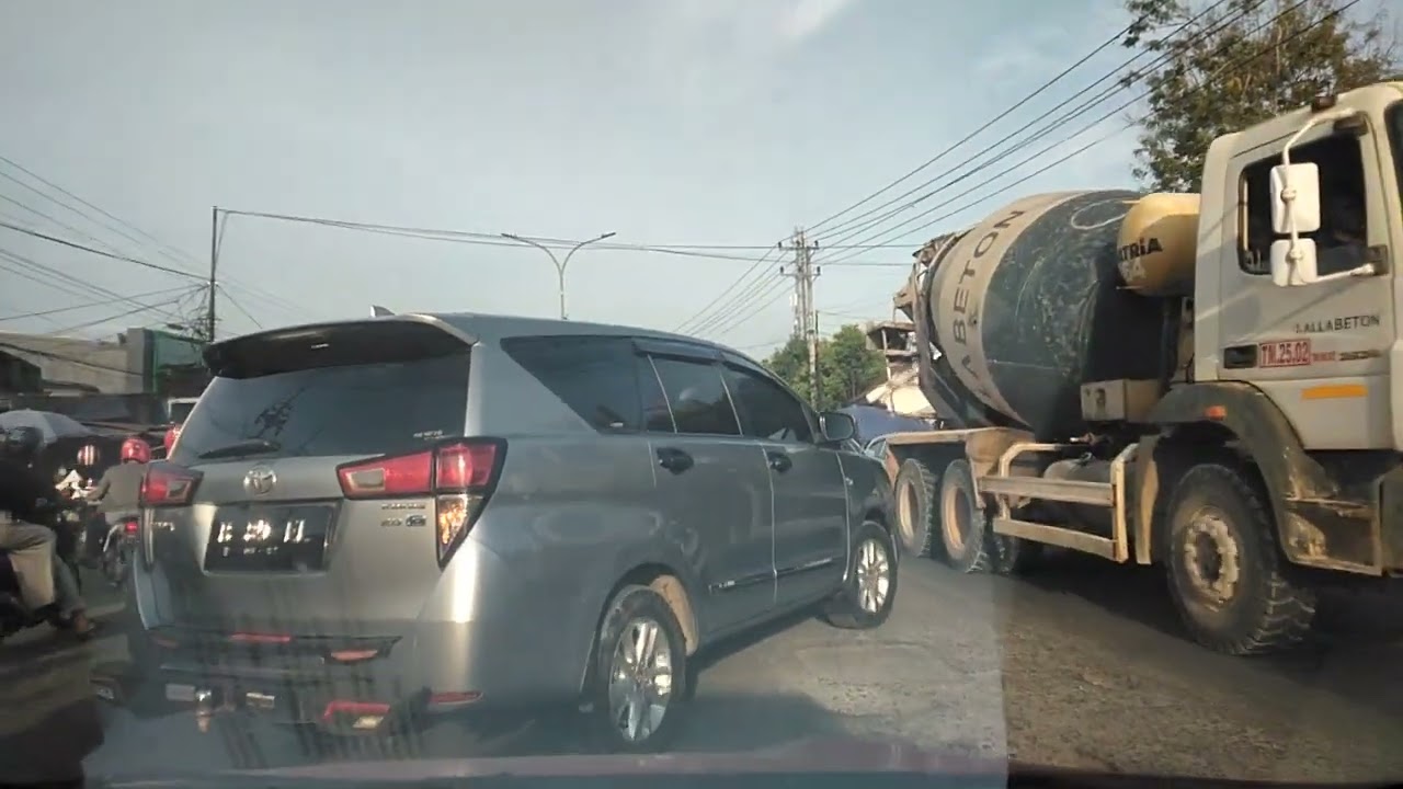 Kondisi kemacetan parah di sekitar pasar andonohu kota Kendari Sulawesi tenggara 