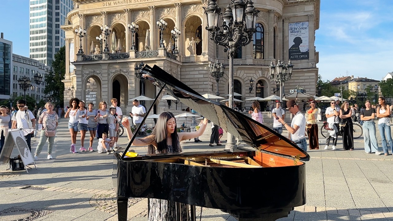 Nessun Dorma – Puccini’s Turandot | Street Piano in Front of Opera House