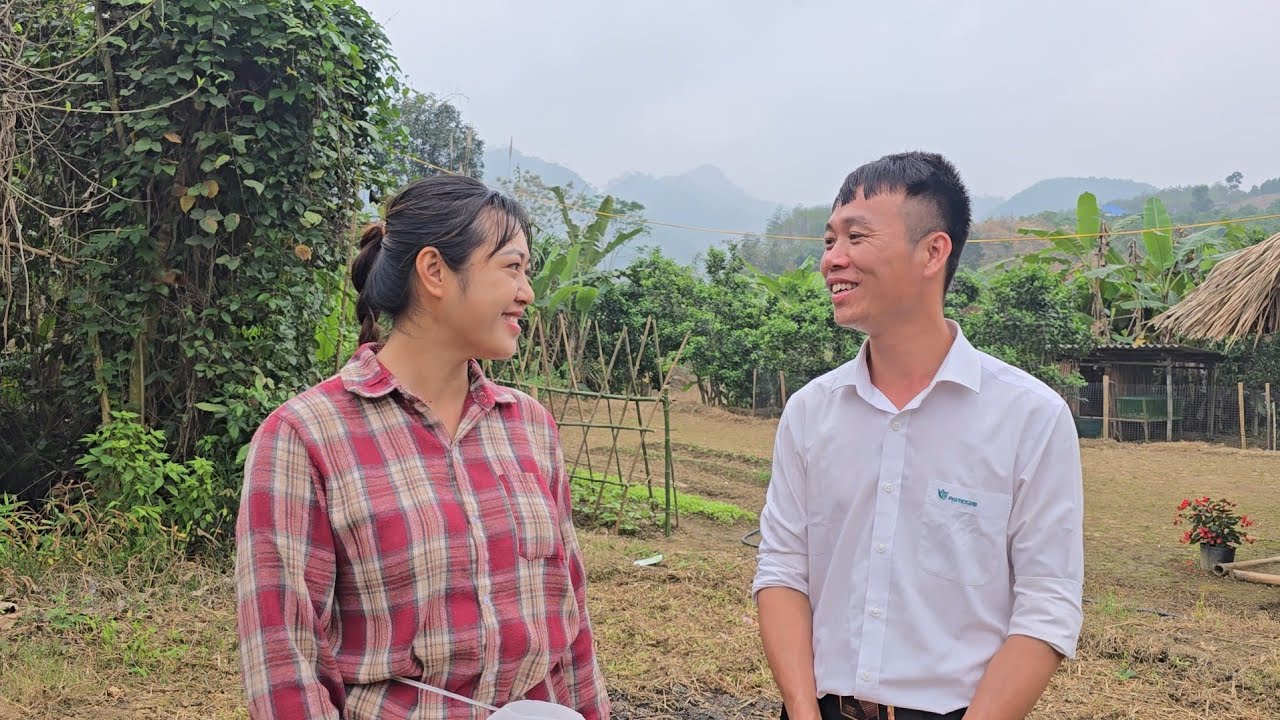 Engineer Quân gave the single mother a meaningful gift and taught her how to use it.