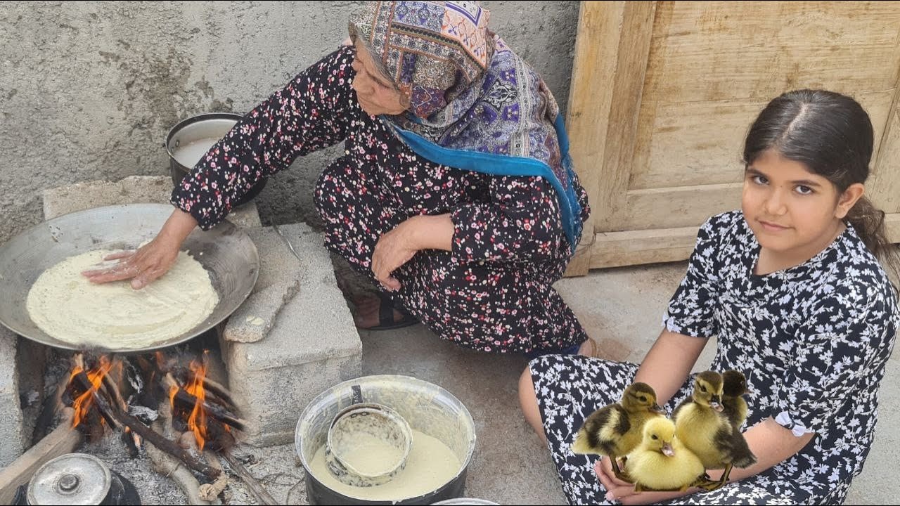 Grandmother baking the biggest nomadic bread, oak bread:Nomadic lifestyle/Family cooking