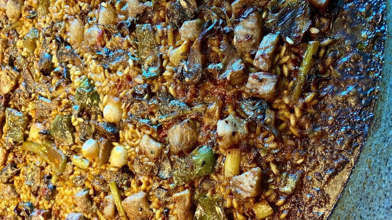 Arroz de secreto ibérico, alcachofas y ajetes