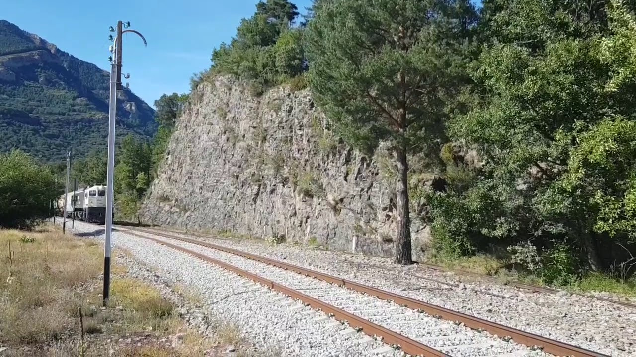 319 Retal de Renfe Mercancias, estación de Villanúa!