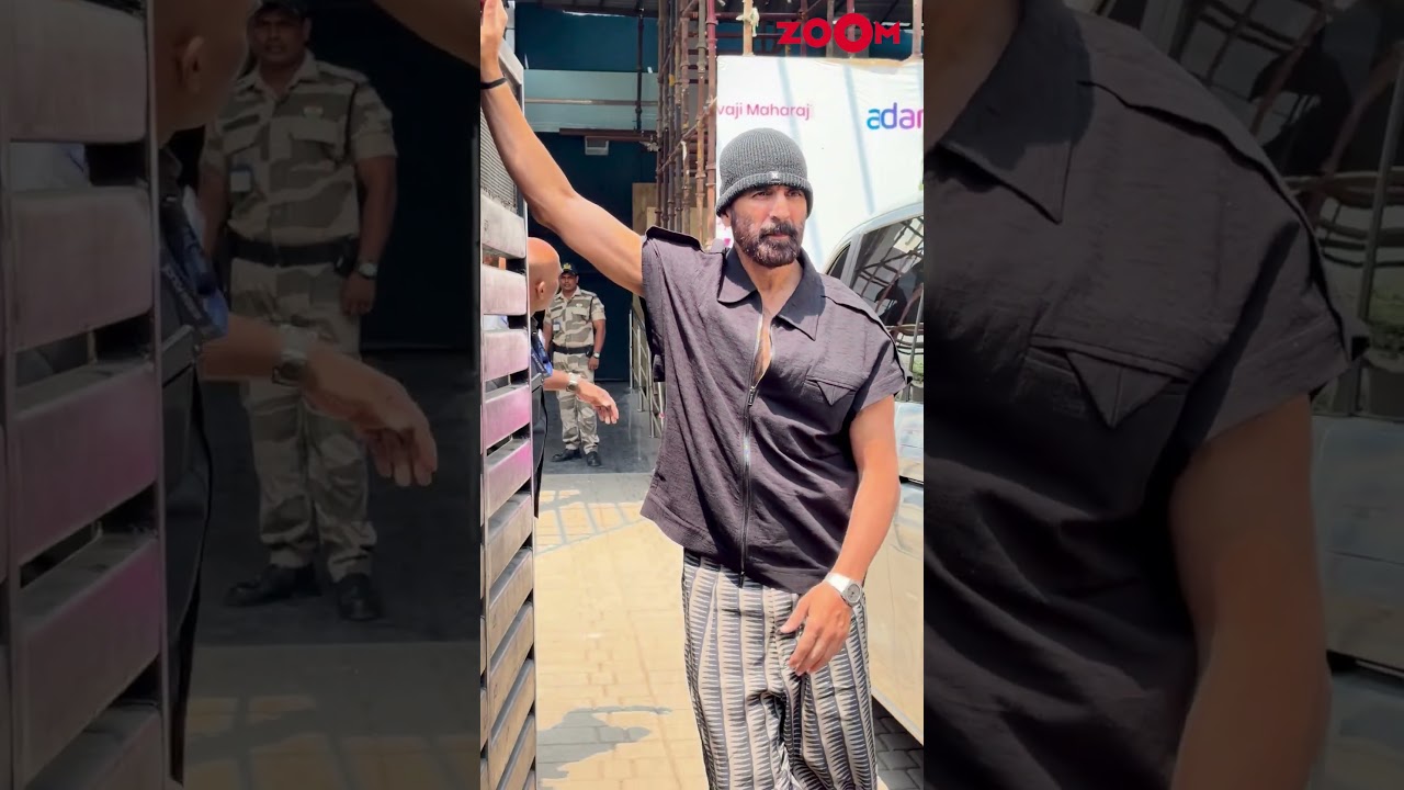 Akshay Kumar serves cool look as he Poses for Paps in cap #shorts #akshaykumar