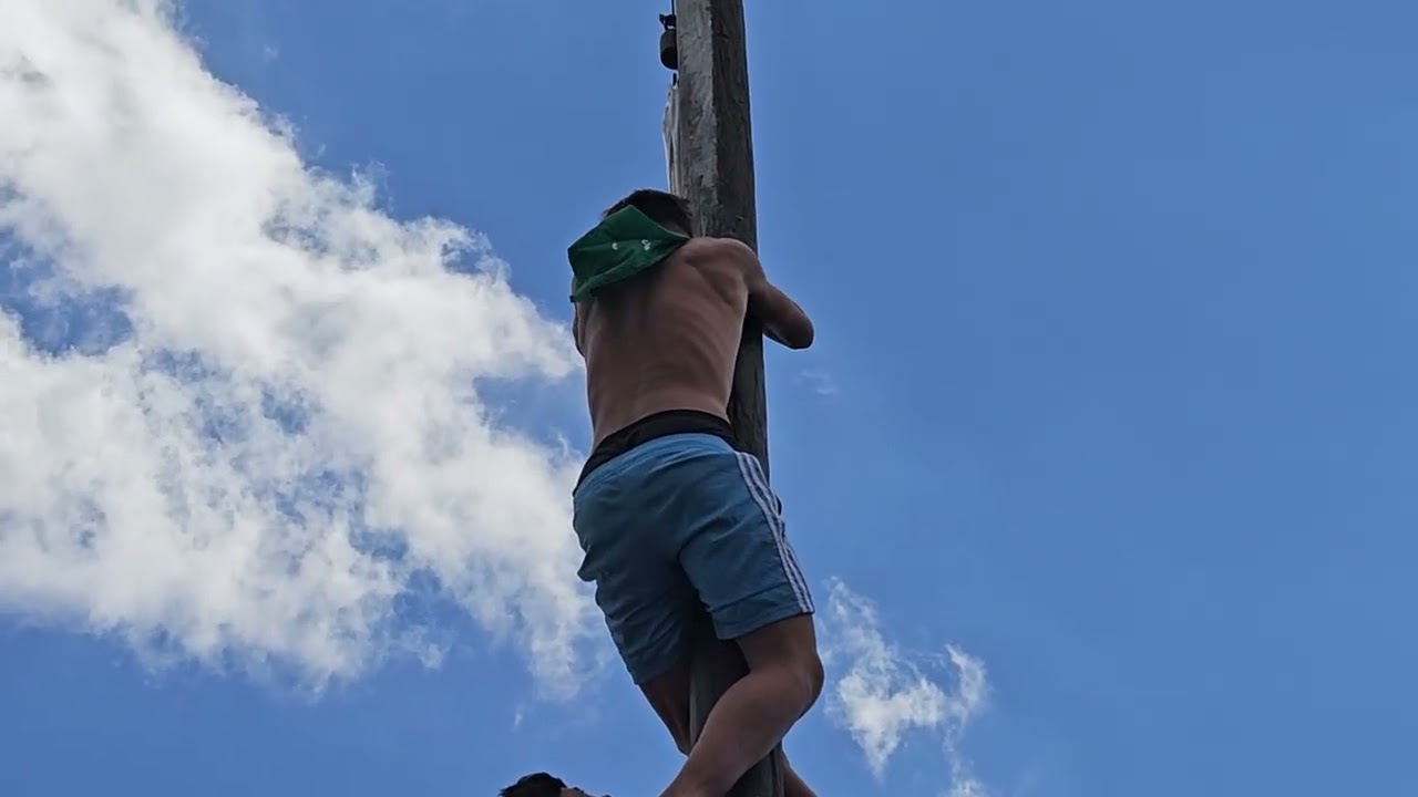 Subida de la  cuca&ntilde;a y conseguir el embutido en las Fiestas de Hoyo de Manzanares 2025