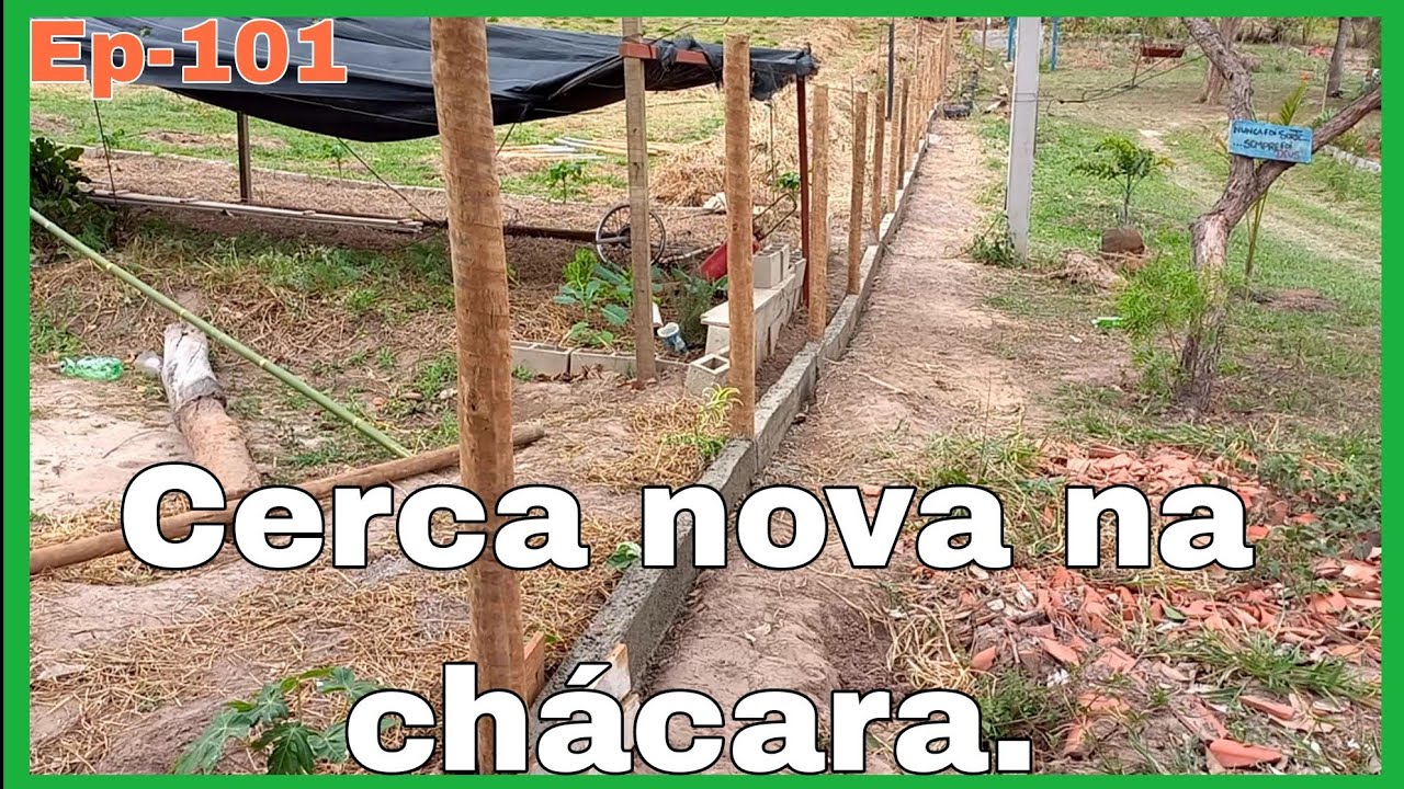 Uma Cerca  nova  na chácara com mouroes de eucalipto tratado.