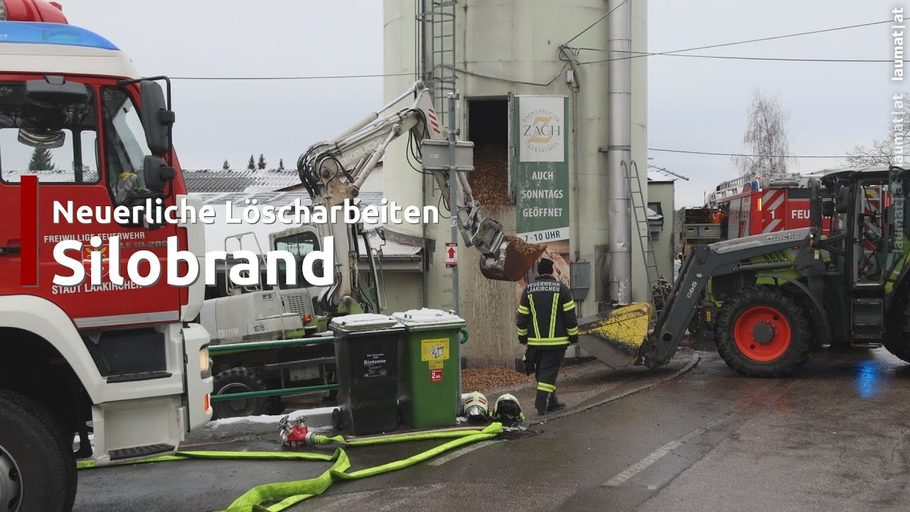 Feuerwehr samt Bagger bei neuerlichem Brand im Silo eines Bäckereibetriebs in Laakirchen im Einsatz