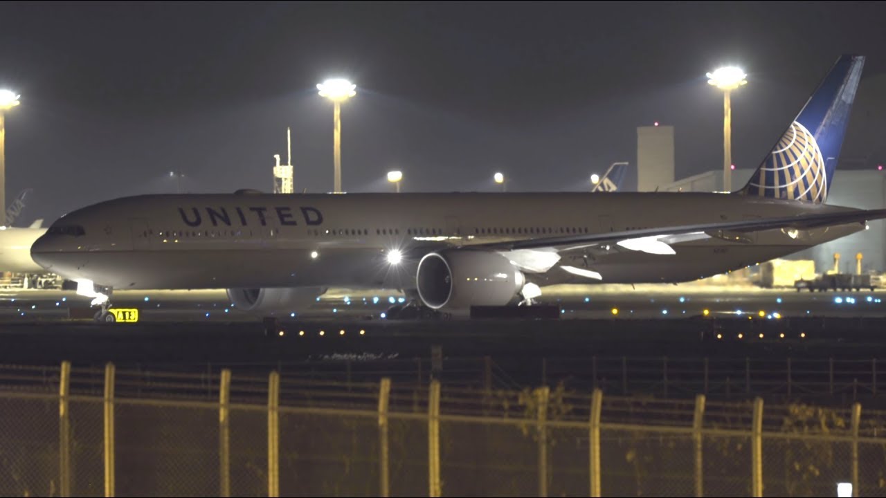 United Airlines Boeing 777-300ER N2136U Takeoff from NRT 34L