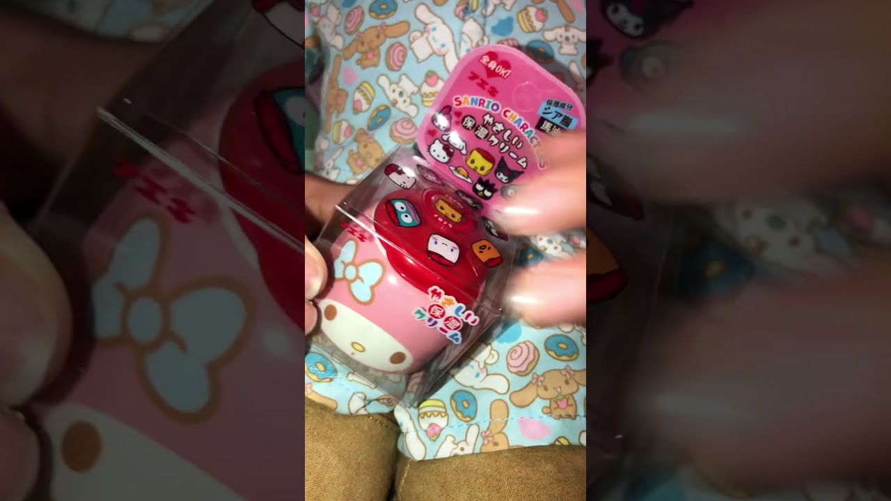 Unboxing Hello Kitty Beauty products 