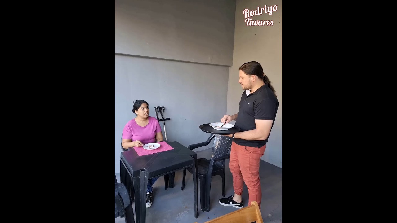 Empregados do restaurante queriam ser melhor que a humilde cliente por estar de muletas,veio a lição