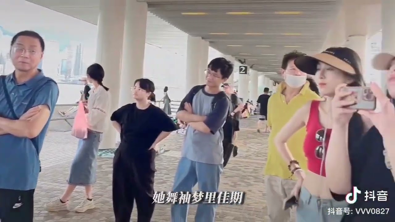 香港尖沙咀海旁小哥哥唱探窗，戲腔一出，眾人皆轉身， 影片轉自vaniah維 #china #國風 #singer #hongkong